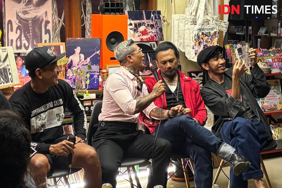 Jumpa pers perilisan ulang Album Case 15 Superman Is Dead, di Buku Akik, Sabtu (26/9/2026). (IDN Times/Herlambang Jati Kusumo)