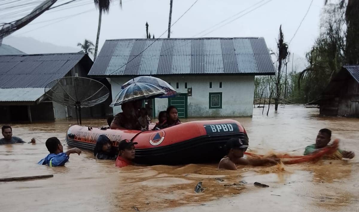 Banjir Tapteng Rendam 7 Kecamatan, Warga Dievakuasi