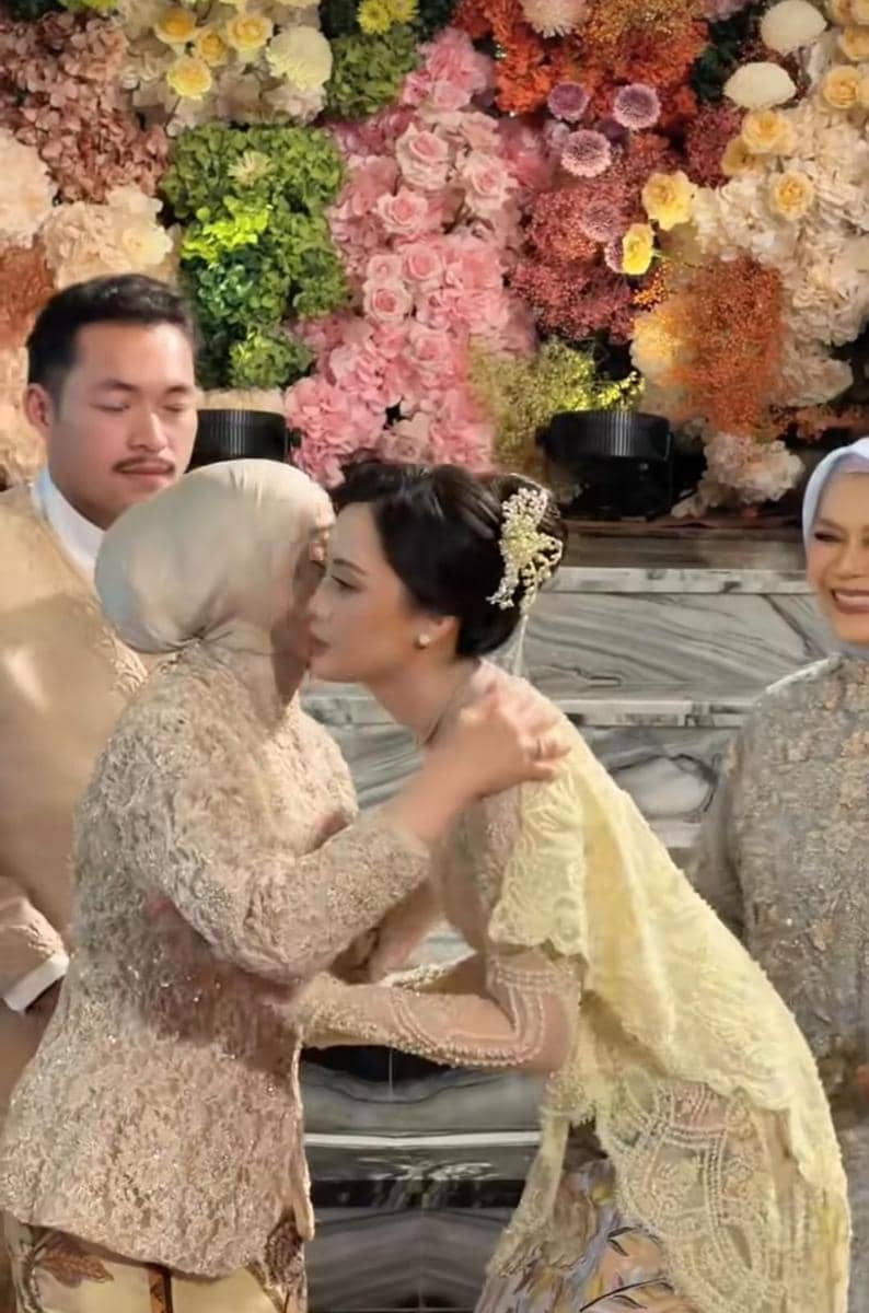 gaya lamaran anak Melly Goeslaw dengan anak Bambang Soesatyo