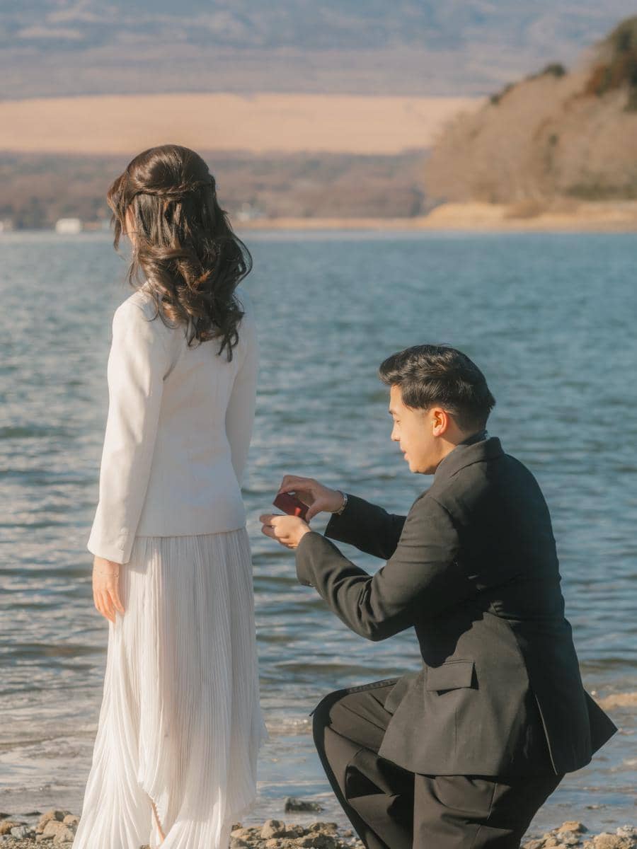 Jerome Polin berlutut melamar Gracia Caroline sambil memberikan cincin di tengah suasana romantis.