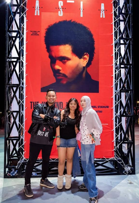 Sejumlah artis Indonesia menyaksikan konser The Weeknd hari pertama di Jakarta, dibagikan melalui Instagram Shandy Purnamasari.