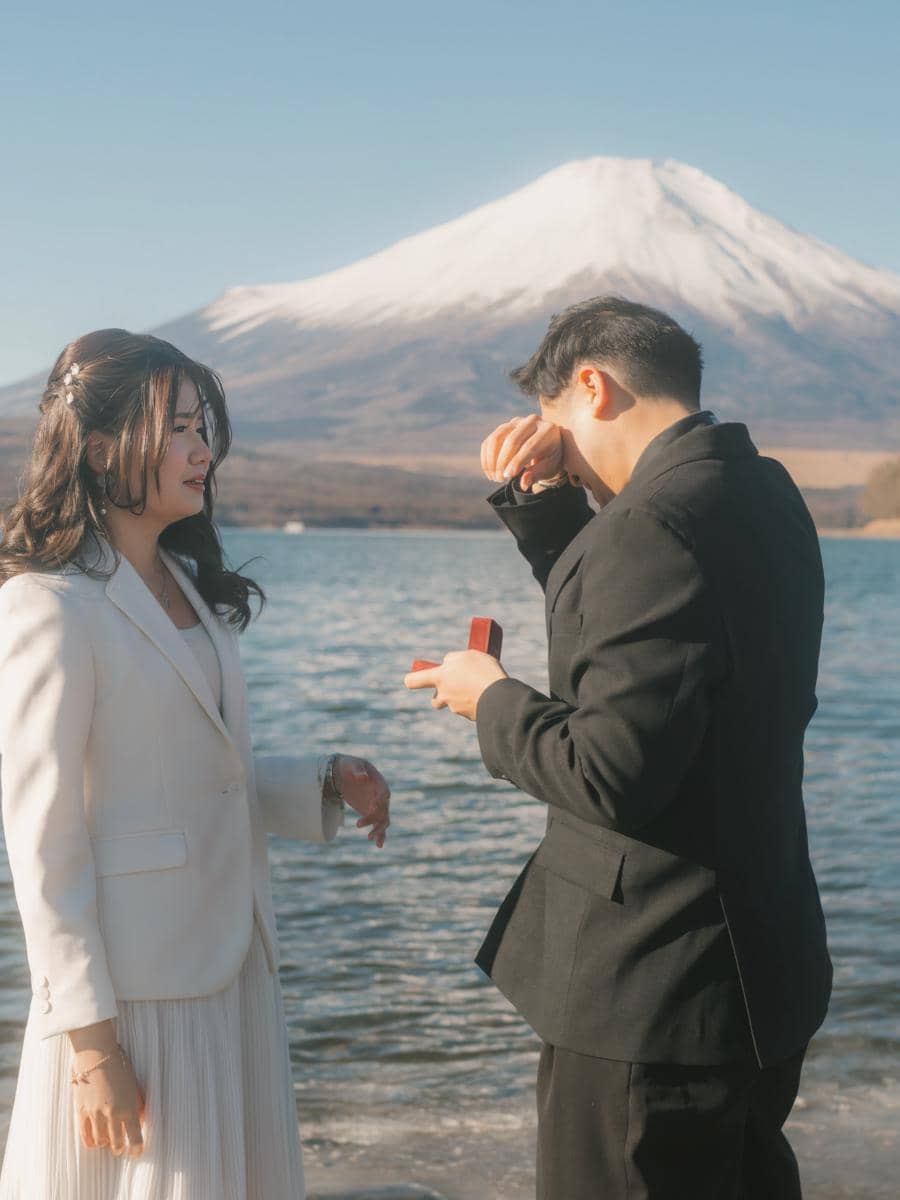 Jerome Polin berlutut melamar Gracia Caroline dalam momen romantis yang dibagikan melalui Instagram.
