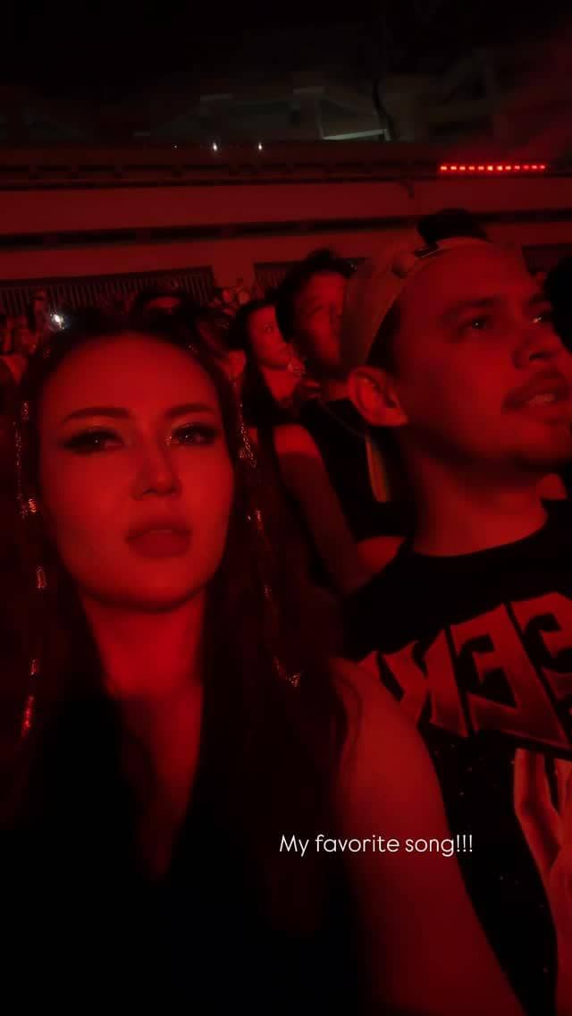 Artis menghadiri konser The Weeknd hari pertama di Jakarta, dibagikan melalui akun Instagram sarahgibson21.