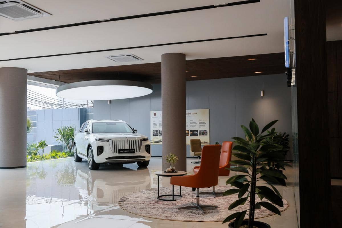 4. E-HS9 White in Hongqi House Mampang.jpg