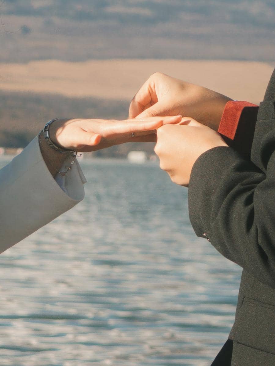 Jerome Polin melamar Gracia Caroline dalam momen romantis yang dibagikan di akun Instagram pribadinya.
