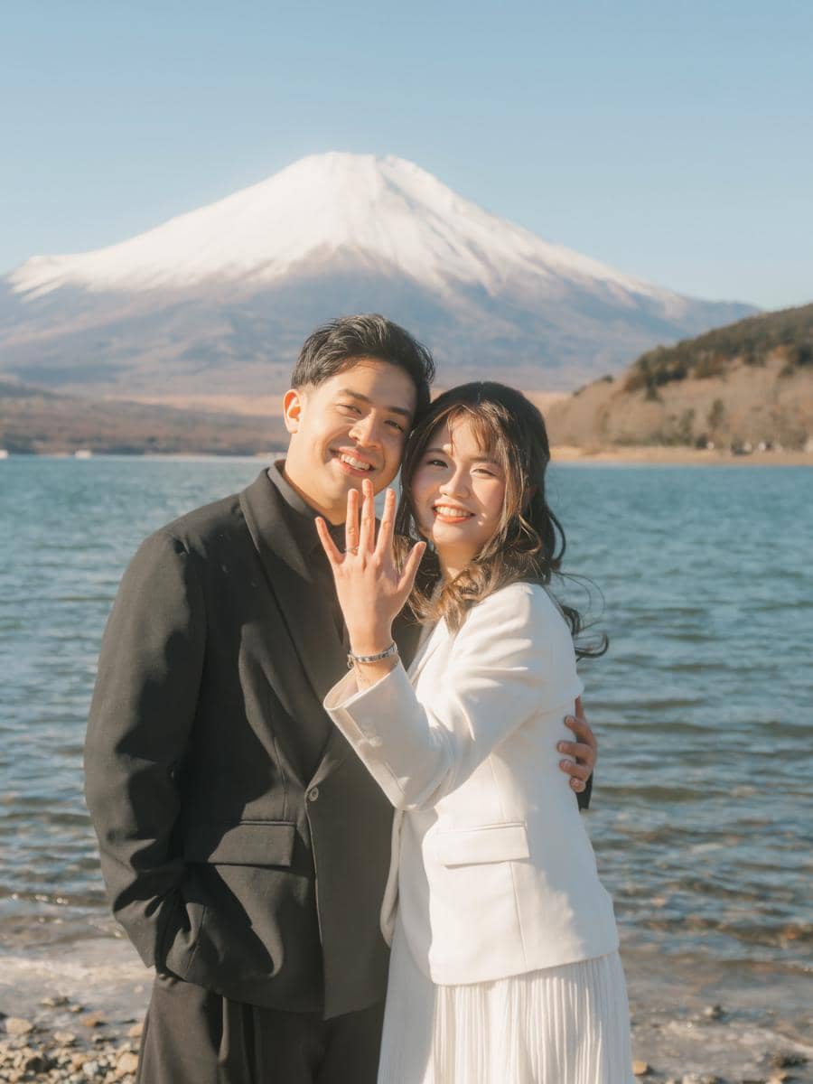 Jerome Polin berlutut melamar Gracia Caroline dalam momen pertunangan yang romantis dan penuh kebahagiaan.