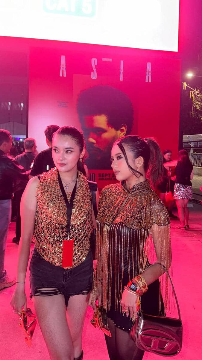 Seorang artis menghadiri konser The Weeknd hari pertama di Jakarta, dibagikan melalui akun Instagram diva.azzura.