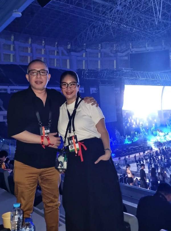 Seorang artis menghadiri konser The Weeknd hari pertama di Jakarta dan mengabadikan momen dari area penonton.