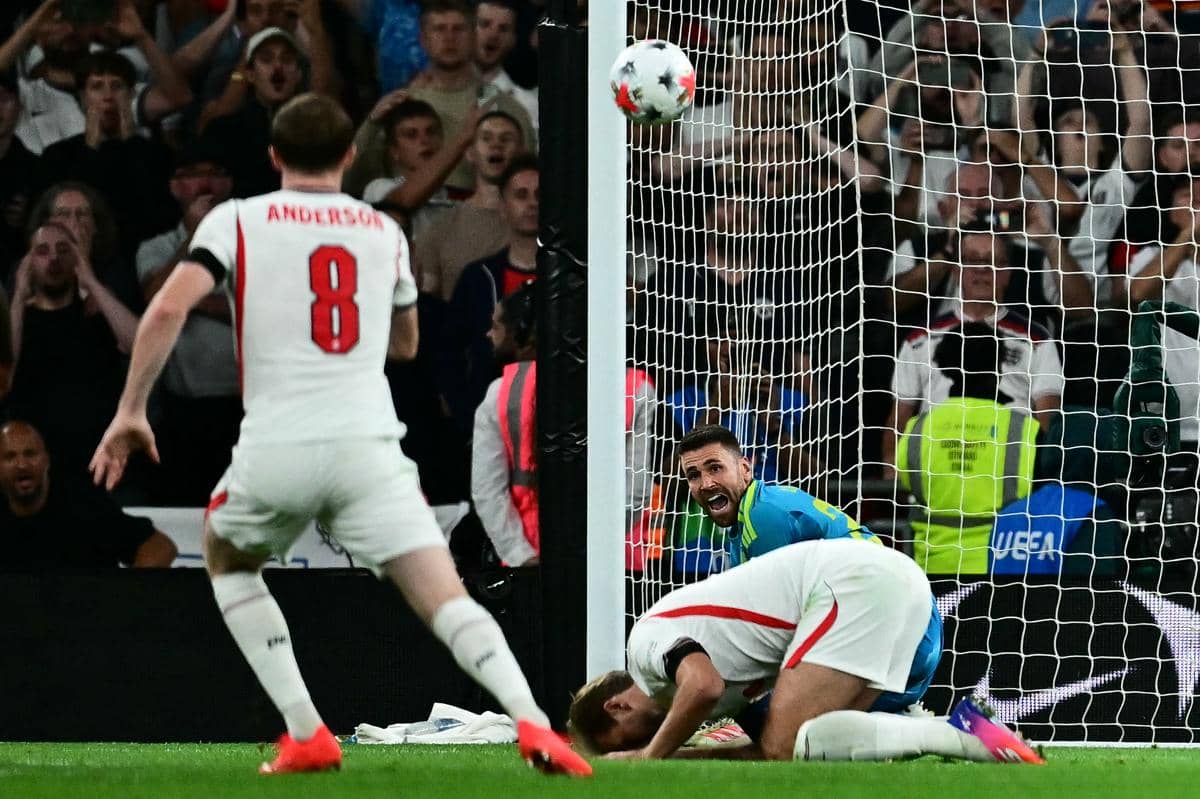 Striker Inggris, Harry Kane, gagal penalti dalam duel kontra Spanyol (AFP / Ben Stansall)