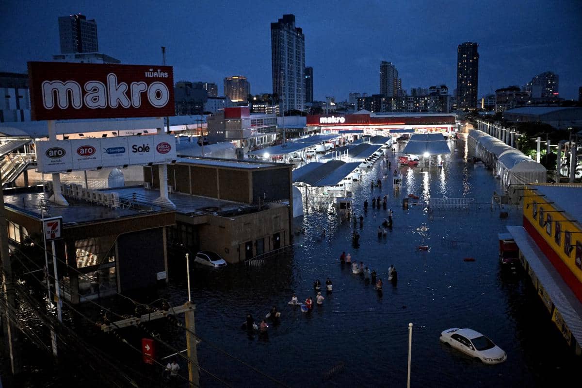 Banjir Bangkok Makin Parah, Warga Tidur di Atas Meja