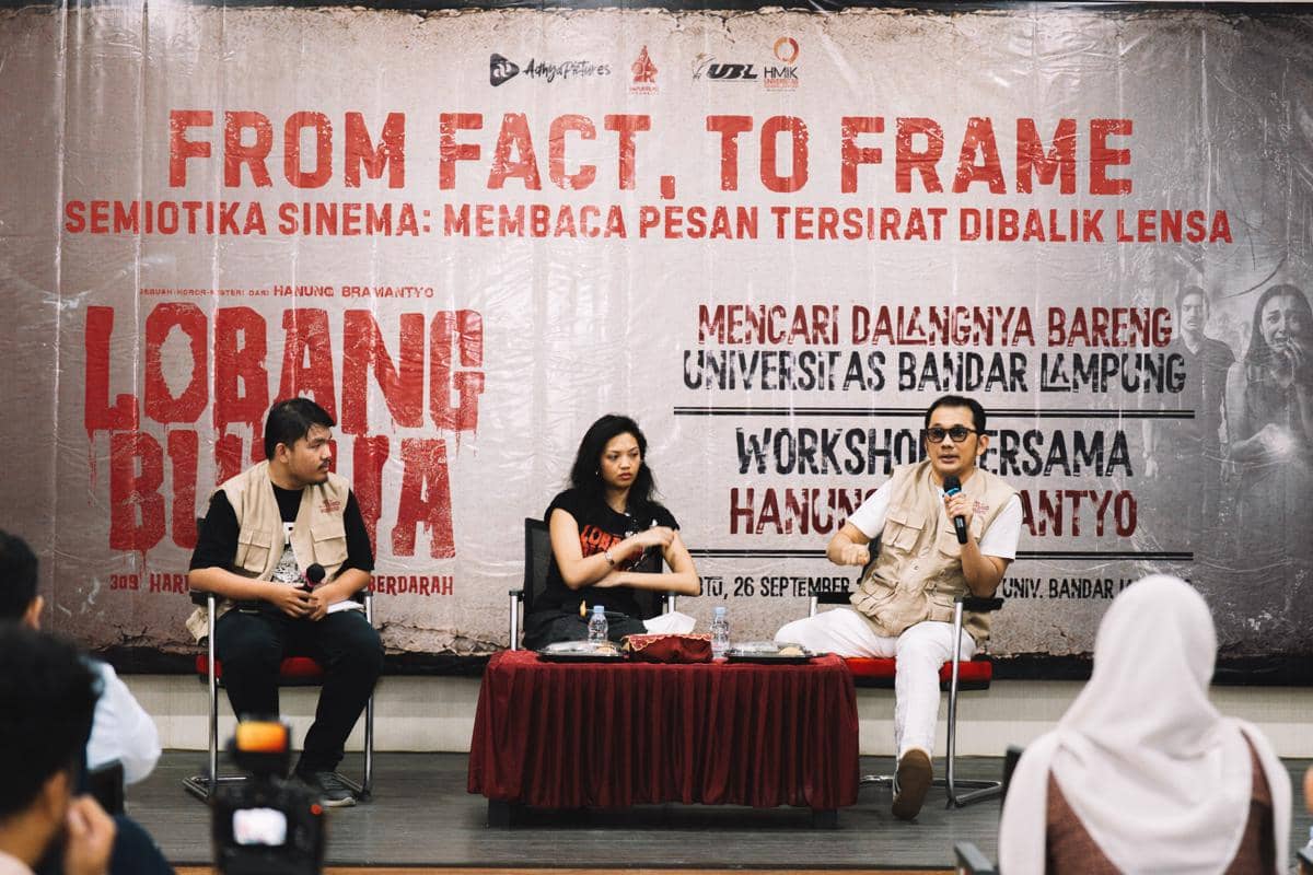 Hanung Bramantyo hadir sebagai pembicara utama dalam sesi talkshow bertajuk “From Fact to Frame” dengan topik bahasan “Semiotika Sinema: Membaca Pesan Tersirat di Balik Lensa”. (Dok. Adhya Pictures dan Dapur Film).