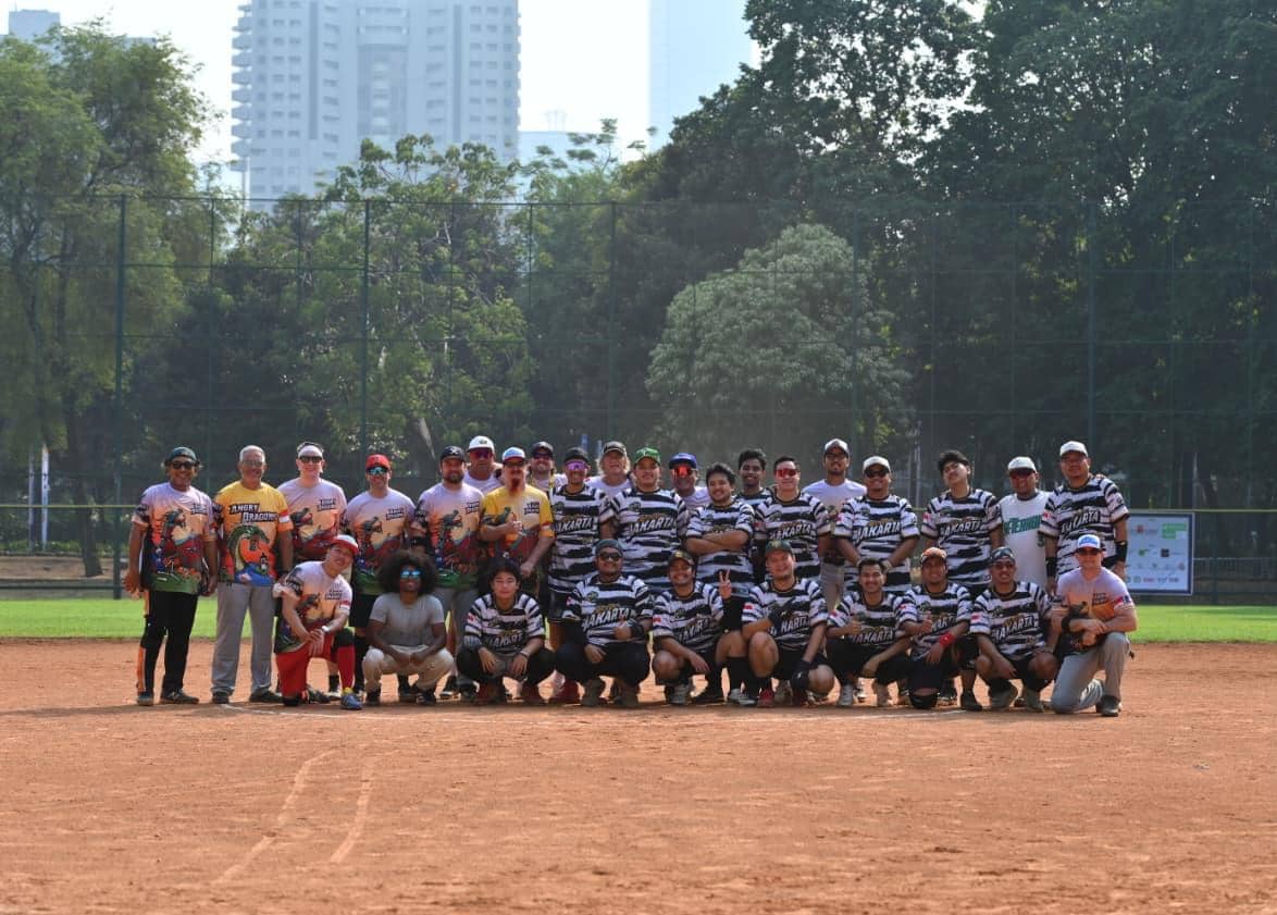 Para pemain berpose bersama di lapangan setelah turnamen softball AHJ International Slowpitch 2026 di Jakarta.