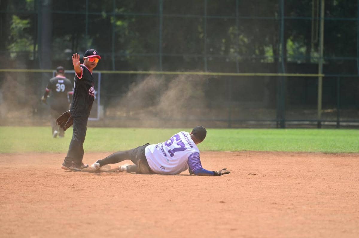 Para peserta dari CB Kings dan Tuan MD Pasmon berpose bersama pada ajang AHJ International Slowpitch 2026 di Jakarta.