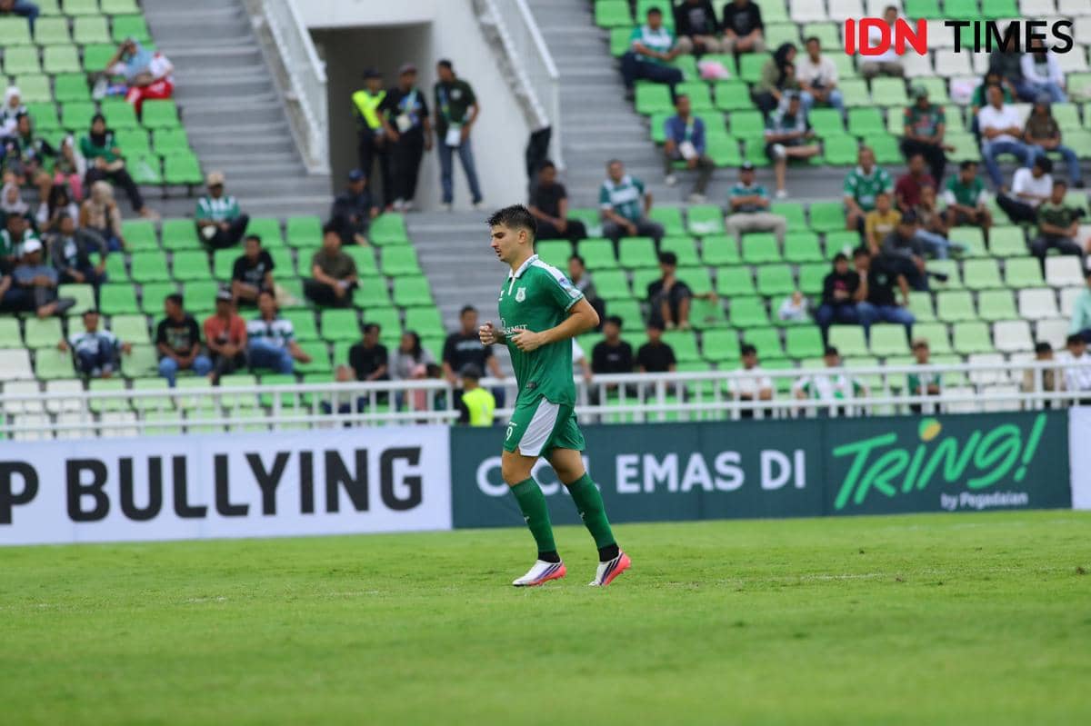 Striker PSMS Javier Siverio mengenakan seragam tim saat berada di lapangan sepak bola dalam sebuah pertandingan.