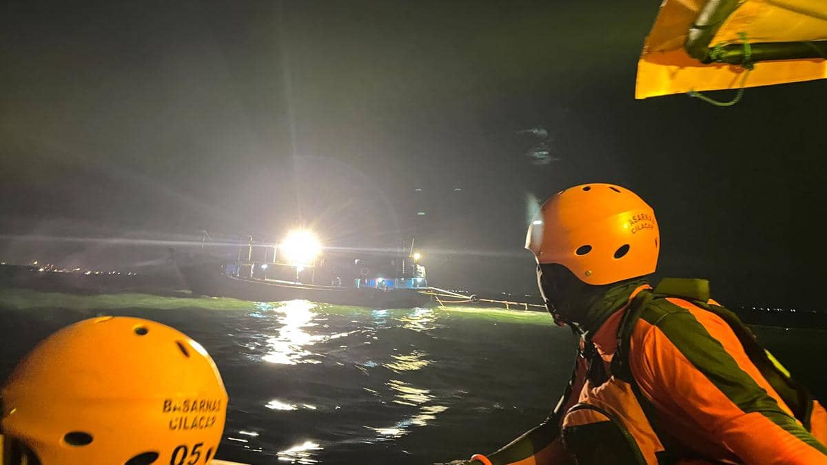 Kapal Maju Setia 17 Kandas di Karangbolong, SAR Evakuasi Semua ABK