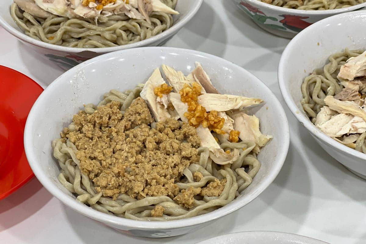 Cari Bakmi Enak di Surabaya Barat? 3 Resto Bintang 5 Ini Nagih Banget