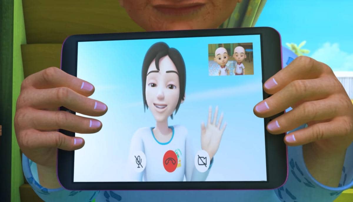 Kak Ros melakukan panggilan video dengan Opah, Upin, dan Ipin yang ada di rumah.