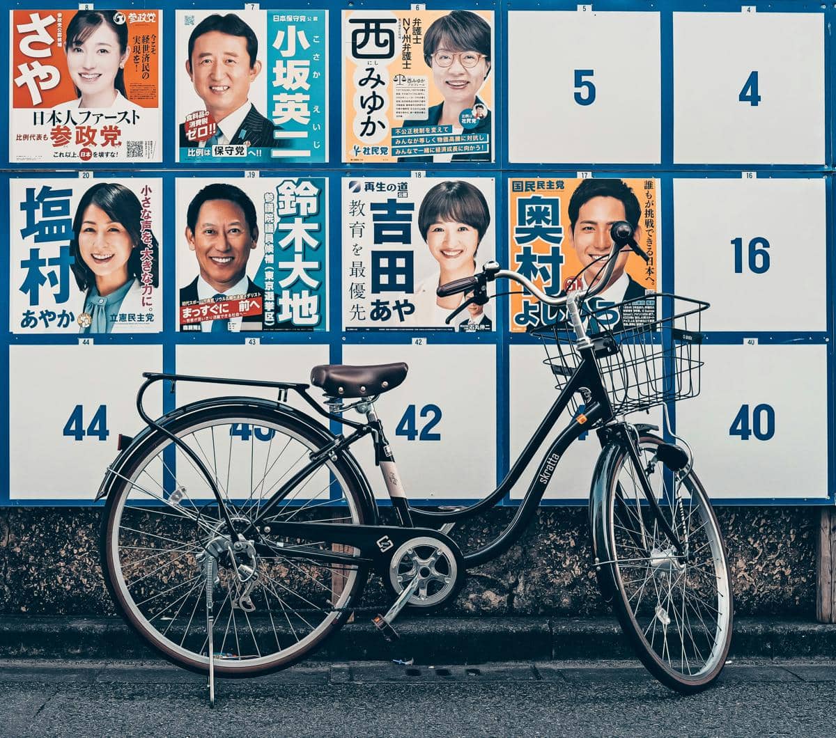 Potret poster kampanye politik di Jepang. (unsplash.com/Nuno Alves)