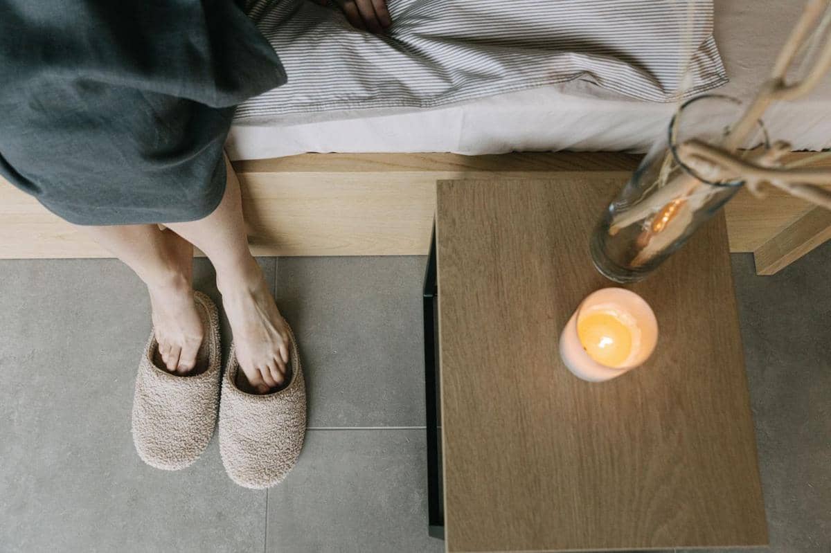 Alasan Kenapa Harus Selalu Pakai Sandal Hotel di Kamar