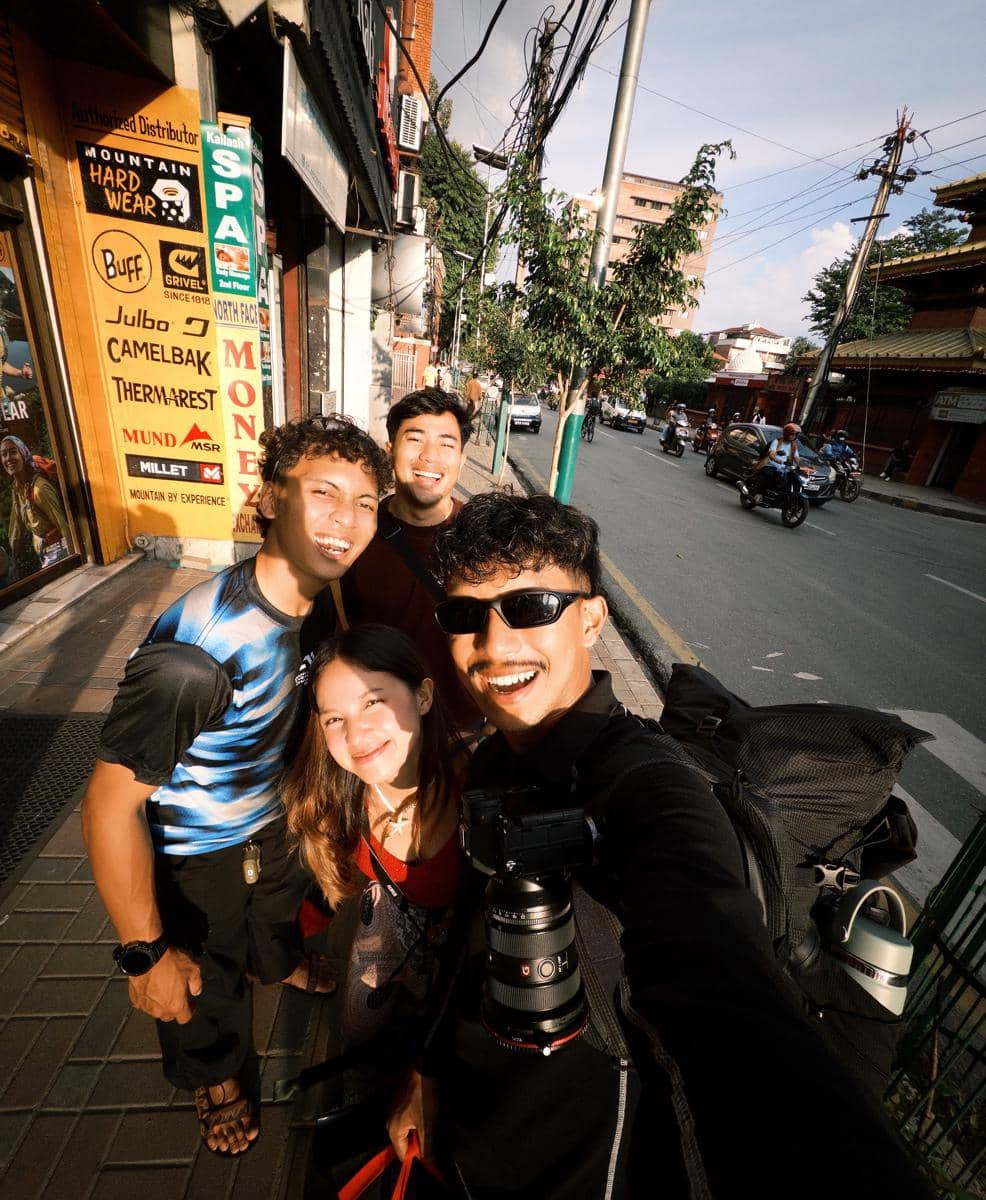 Bella Graceva dan sahabat jalan-jalan di Kota Kathmandu, Nepal