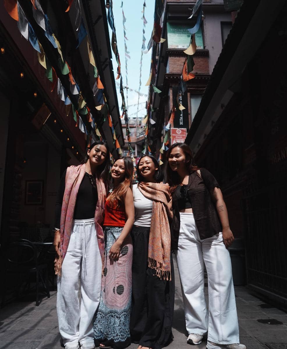 Bella Graceva dan sahabat jalan-jalan di Kota Kathmandu, Nepal