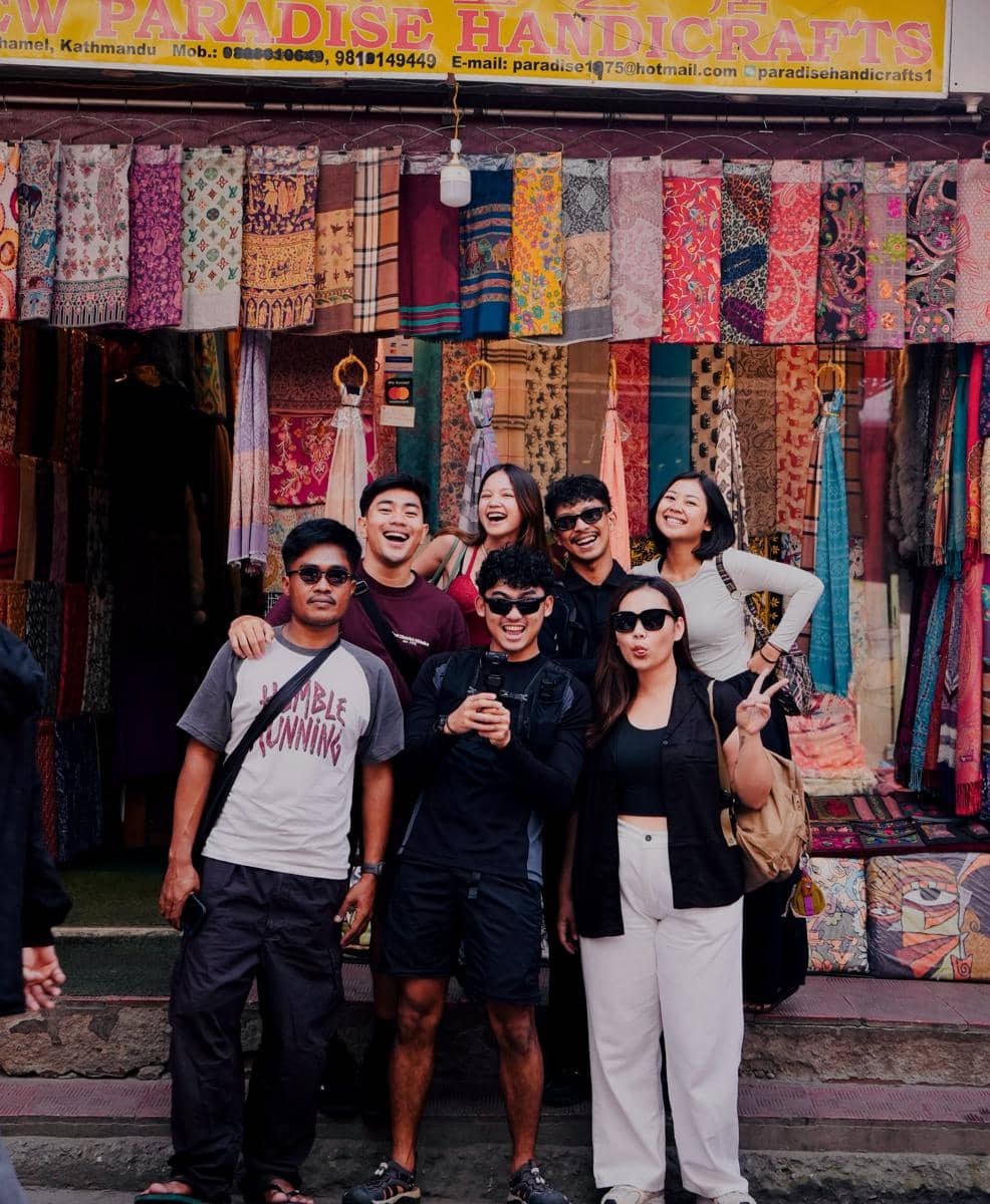 Bella Graceva dan sahabat jalan-jalan di Kota Kathmandu, Nepal