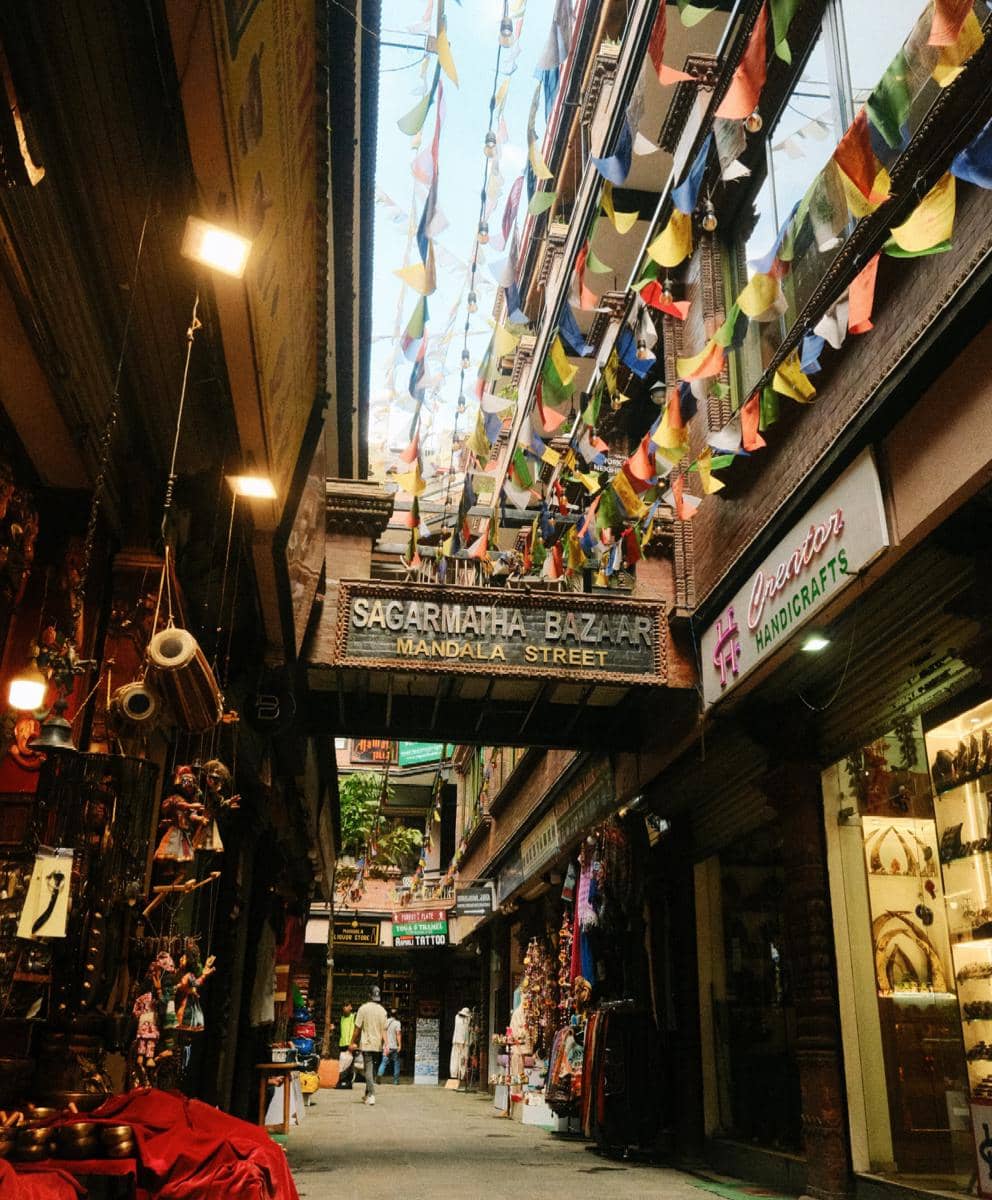Bella Graceva dan sahabat jalan-jalan di Kota Kathmandu, Nepal