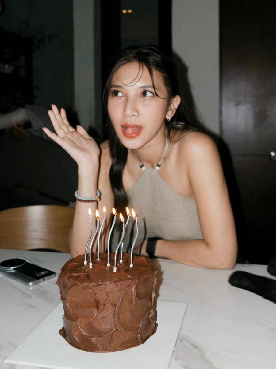 Sheila Dara tampil bergaya dalam unggahan Instagram untuk merayakan ulang tahunnya yang ke-34.