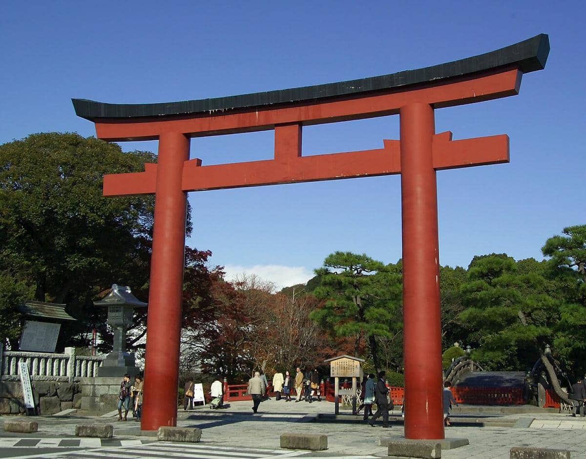 potret Torii atau gerbang tradisional Jepang di depan pintu masuk Kuil Tsurugaoka Hachimangu