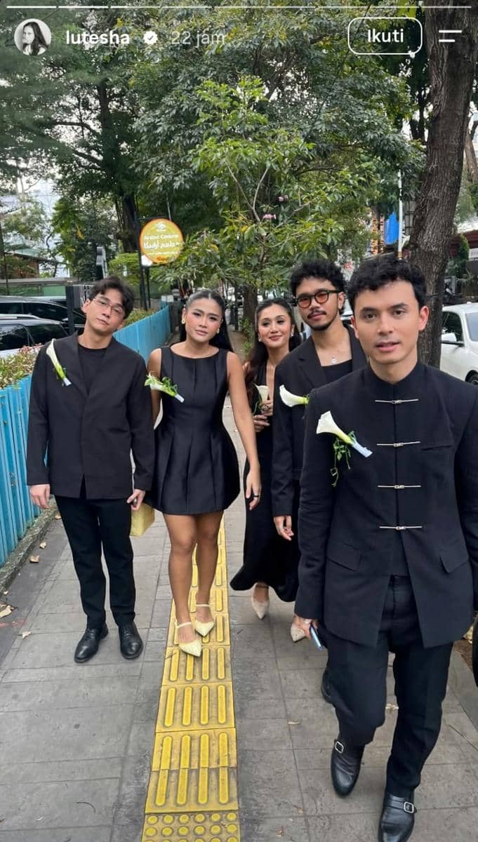Tamu artis di resepsi Agnes Naomi 