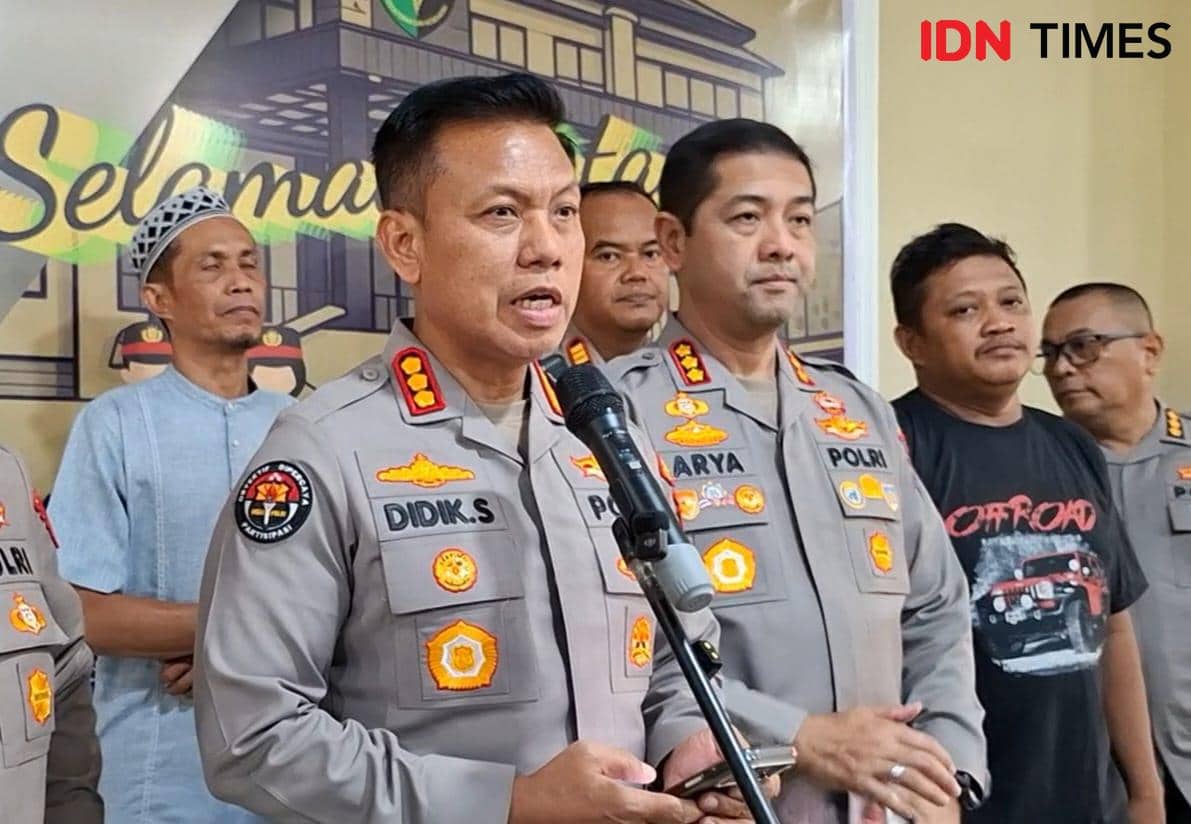 Kabid Humas Polda Sulsel, Kombes Pol Didik Supranoto didampingi Kapolrestabea Makassar, Kombes Pol Arya Perdana dan Kakak Korban Rafly, Hasr