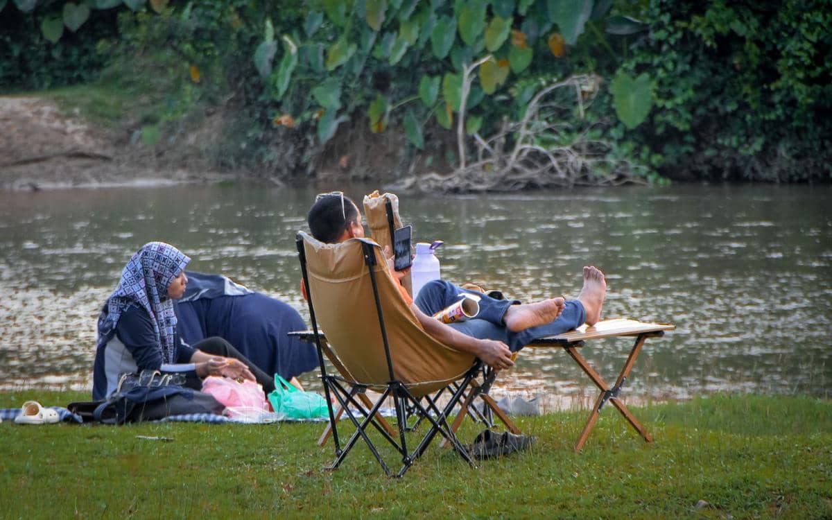 bersantai di tepi sungai