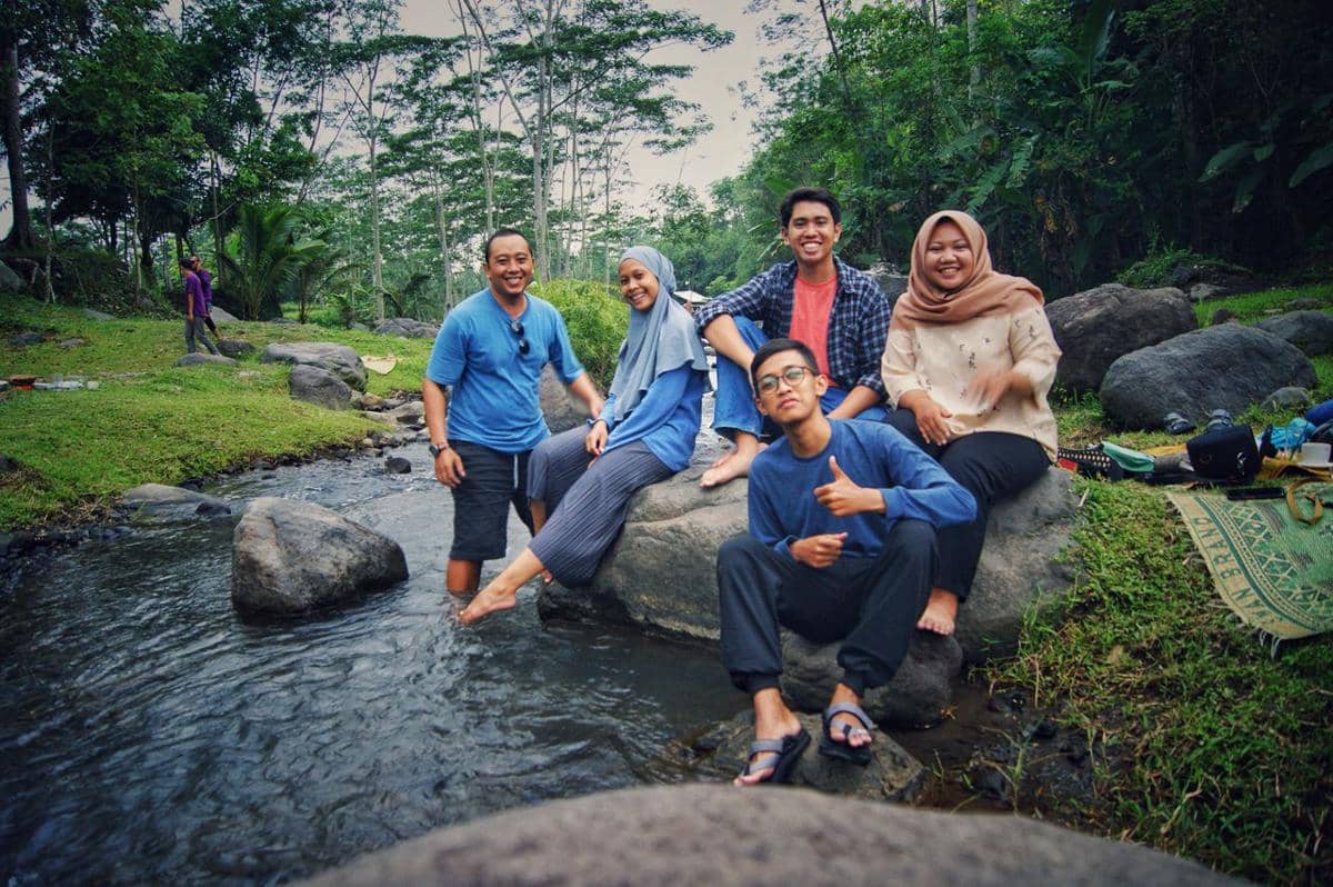 bersantai di sungai
