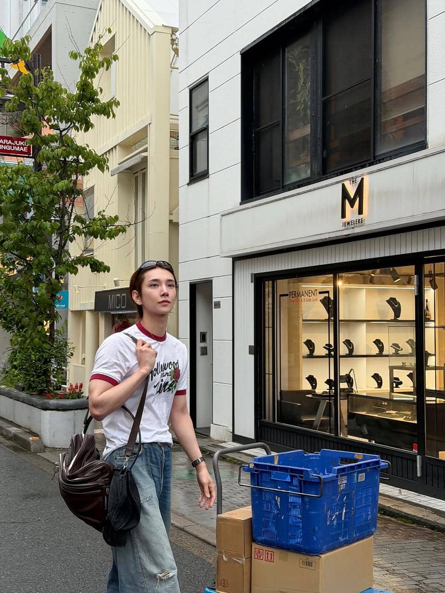 inspirasi styling tas selempang ala Joshua SEVENTEEN