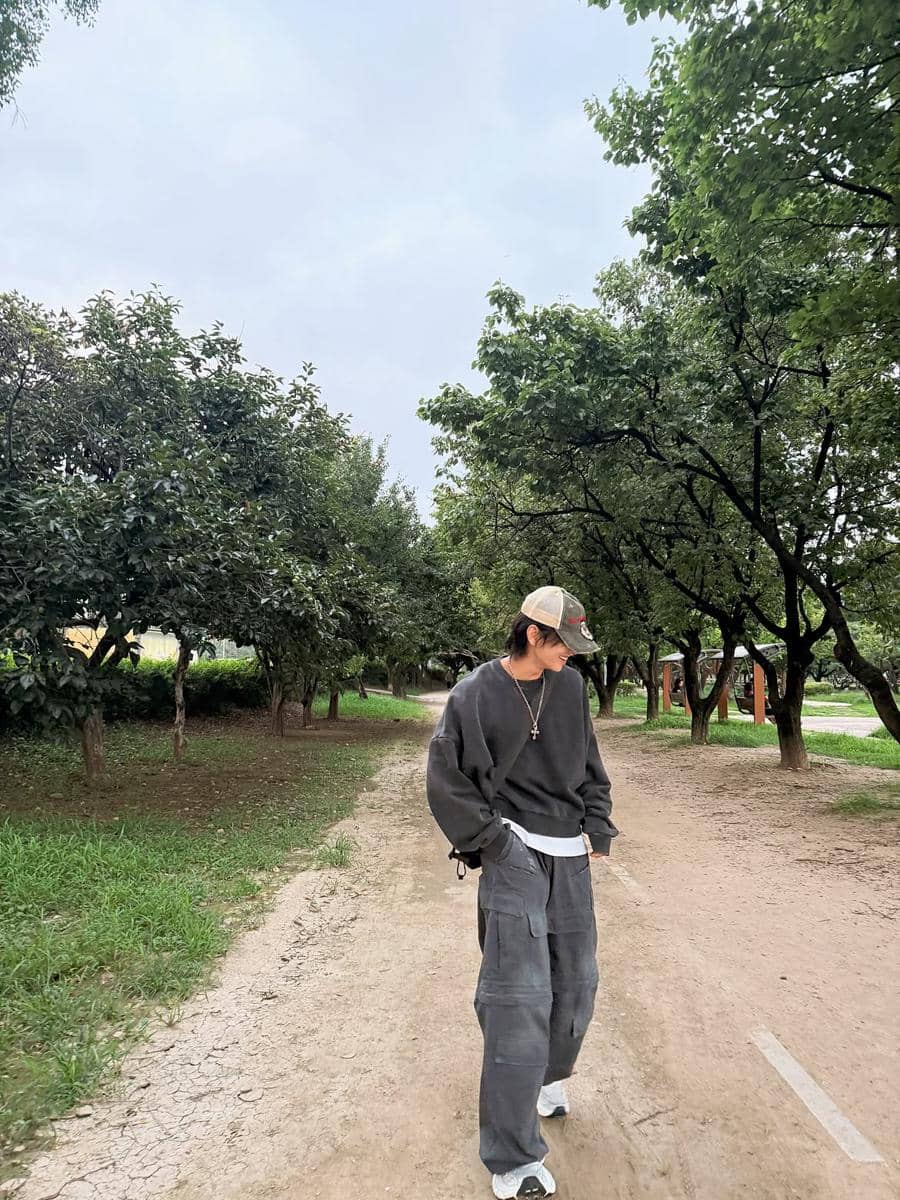 referensi styling tas selempang ala Joshua SEVENTEEN