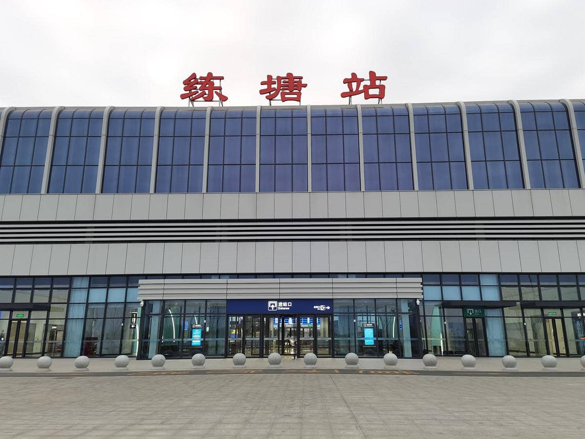 Tampak depan Stasiun Kereta Api Liangtang di Shanghai, China, dengan bangunan stasiun di area sekitarnya.
