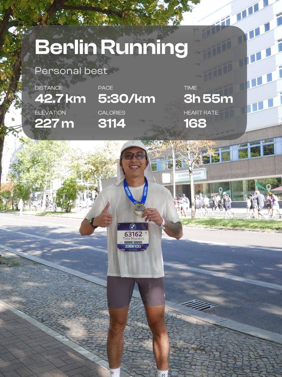 Seorang artis berpose setelah mengikuti Berlin Marathon 2026 dalam unggahan akun Instagram dr.tirta.
