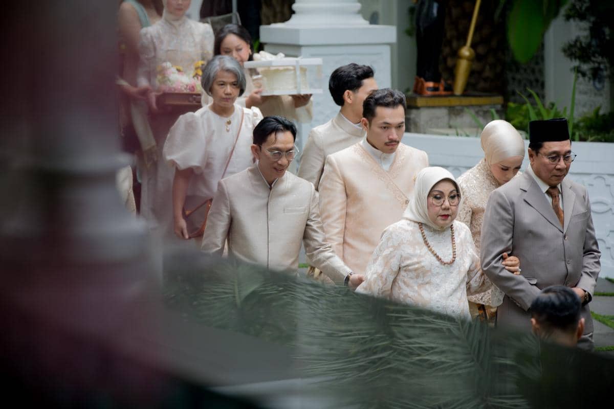 Abe Hoed, anak Melly Goeslaw, dalam momen acara lamaran yang dibagikan melalui akun Instagram Melly Goeslaw.