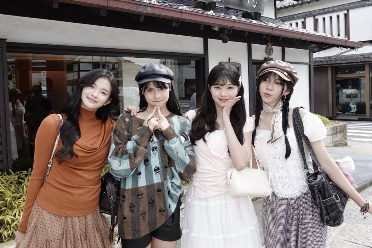 Member JKT48 menyaksikan penampilan secara langsung di konser Three Concepts Live AKB48 yang digelar di Jepang.
