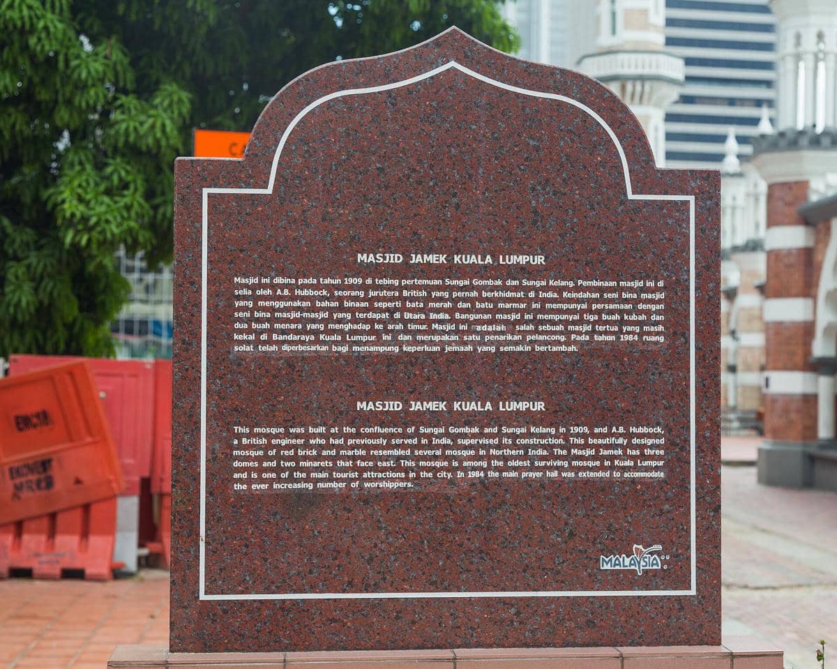 Papan informasi di area Masjid Jamek memuat peta, teks petunjuk, dan keterangan bagi pengunjung di sekitarnya.