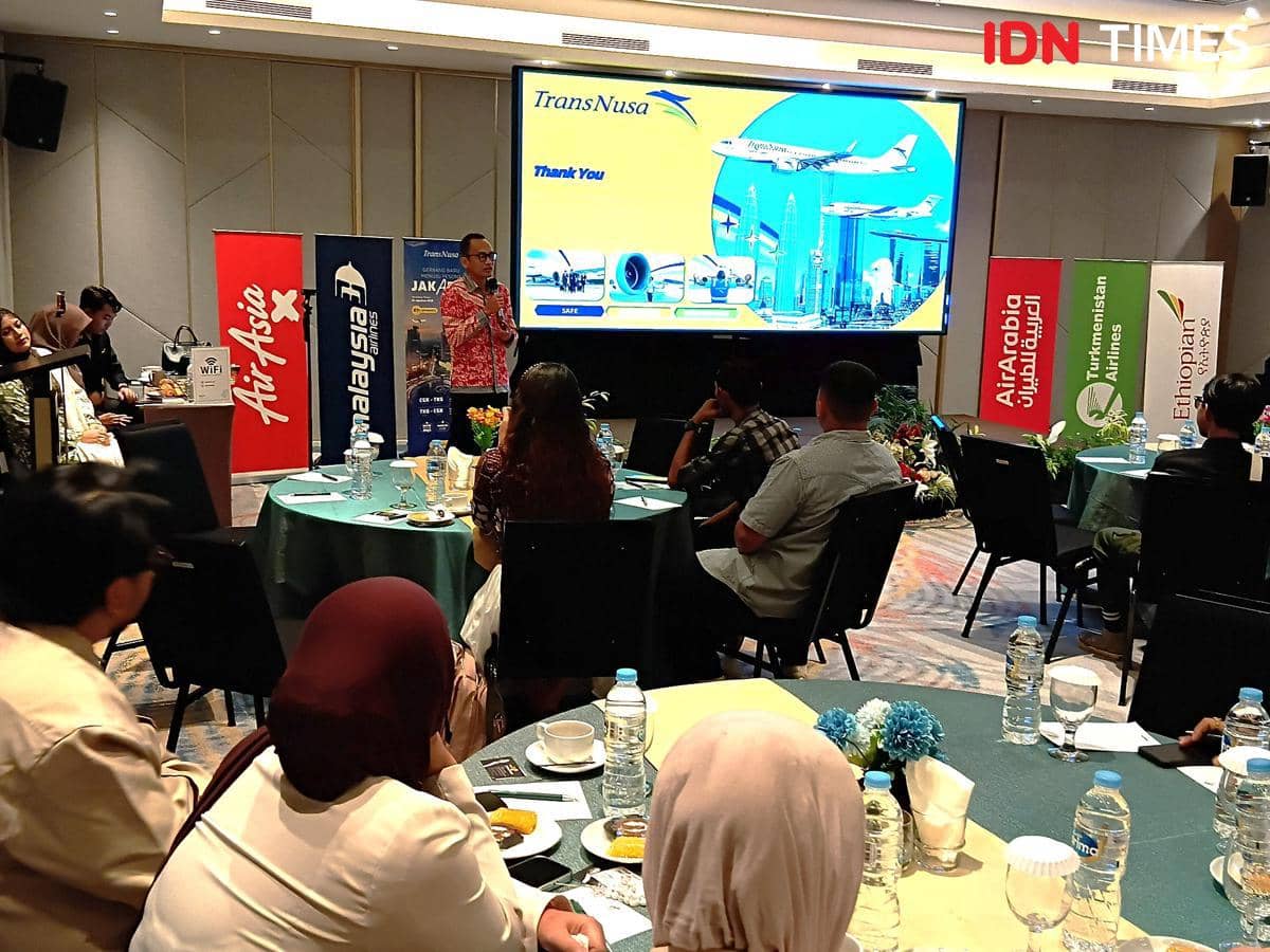 Manager Distribusi TransNusa, Prihasto Harry sosialisasi layanan TransNusa dalam Agent Gathering “Lampung Menuju Tanah Suci: Inovasi Konektivitas Umrah via Kuala Lumpur”, digelar FlyFursan bersama Transnusa di Holiday Inn Bukit Randu, Bandar Lampung, Senin (28/9/2029). (IDN Times/Martin L Tobing).