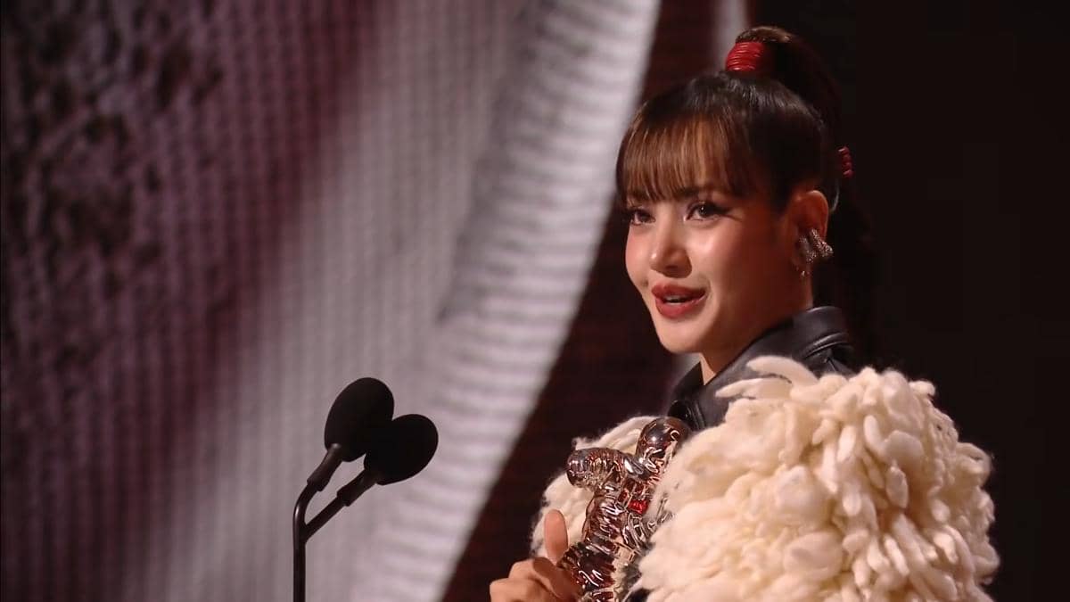 Lisa BLACKPINK menghadiri ajang MTV Video Music Awards 2026 dalam potret dari kanal YouTube MTV resmi.