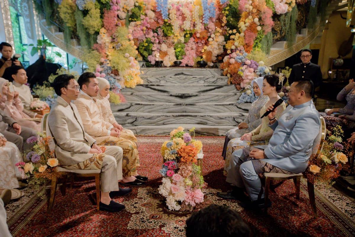 Abe Hoed, putra Melly Goeslaw, menjalani acara lamaran yang dibagikan melalui akun Instagram Melly Goeslaw.