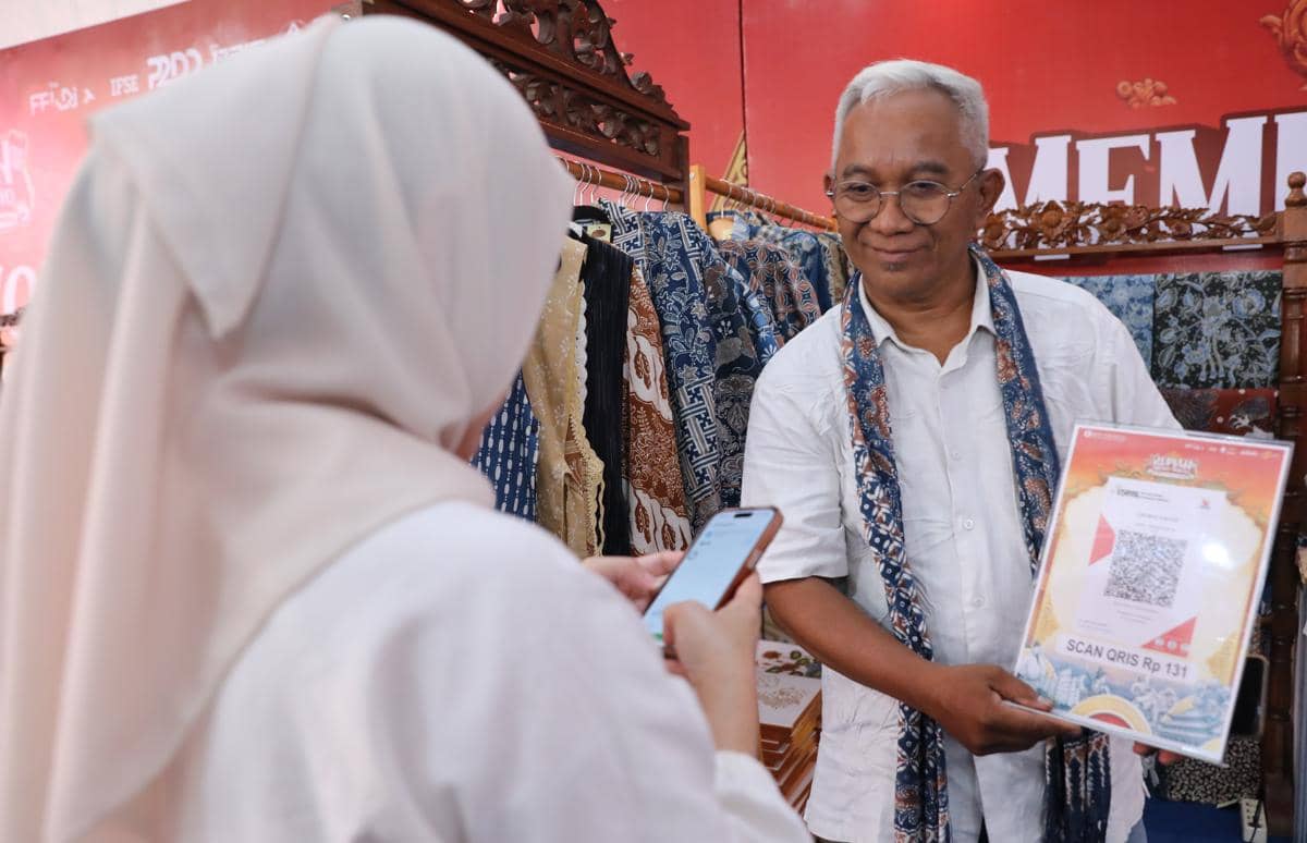 Pembayaran QRIS saat acara Two Shores, One Story, One Connection yang diadakan Bank Indonesia Provinsi Jawa Tengah di Sam Poo Kong Semarang,