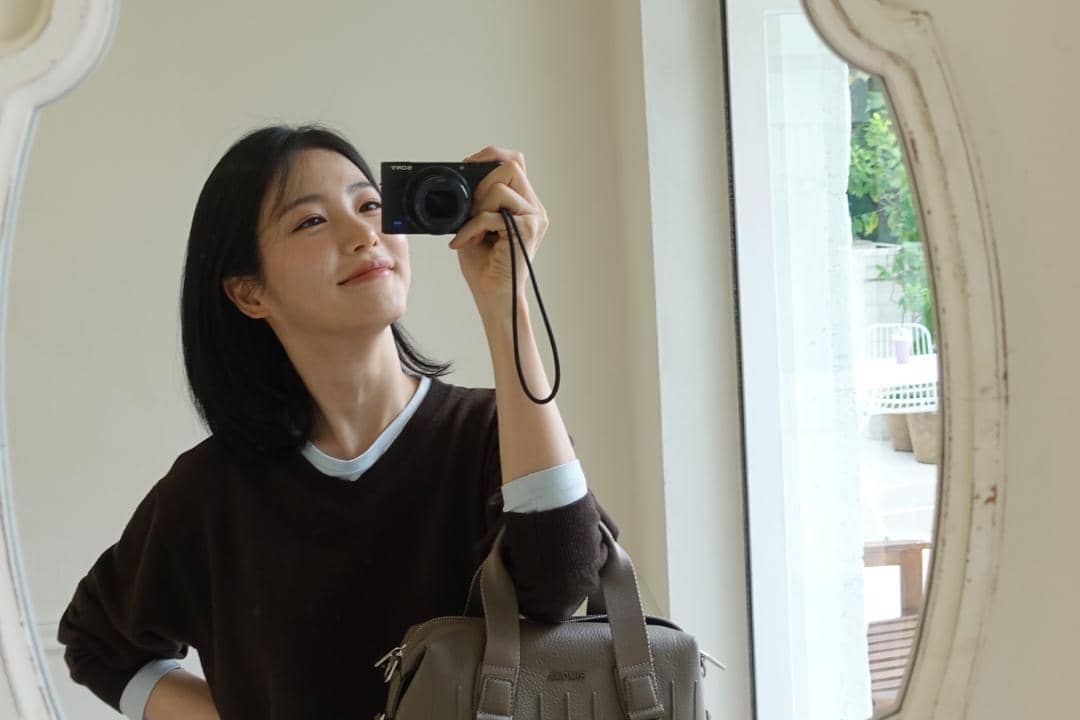 Aktris Shin Ye Eun tampil berpose sambil menatap kamera dalam potret yang dibagikan melalui Instagram.