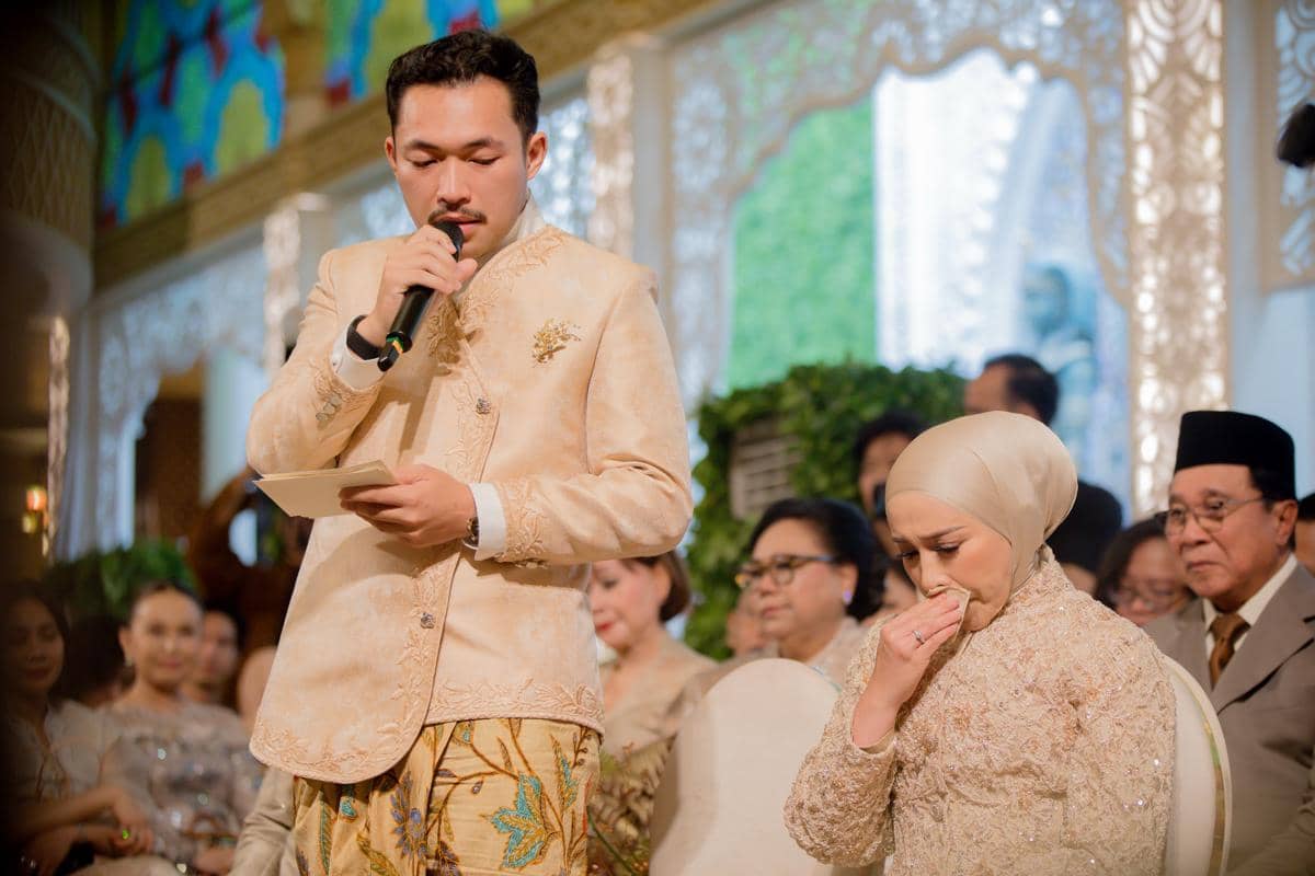 Abe Hoed, anak Melly Goeslaw, dalam momen lamaran yang dibagikan melalui akun Instagram Melly Goeslaw.