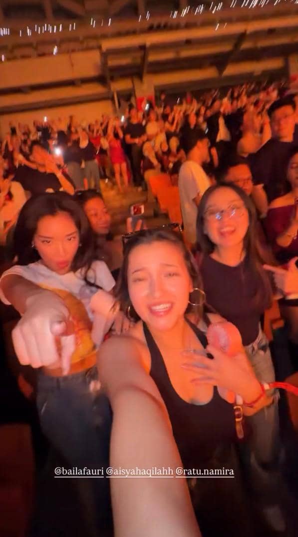 Sejumlah artis berpose bersama saat menghadiri konser The Weeknd hari kedua, diunggah akun Megan Domani.