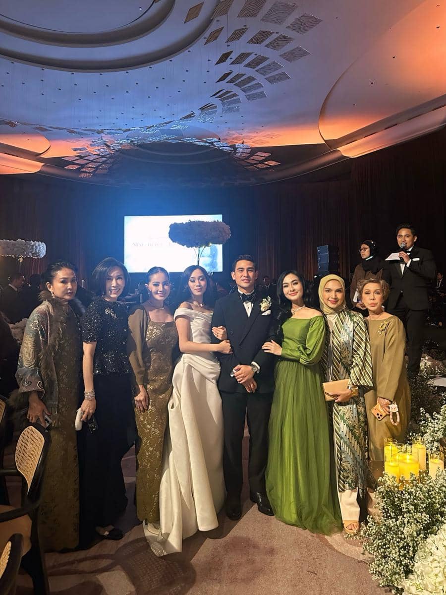 Sejumlah tamu artis berpose bersama dalam suasana pernikahan Axel Matthew, mengenakan busana formal.