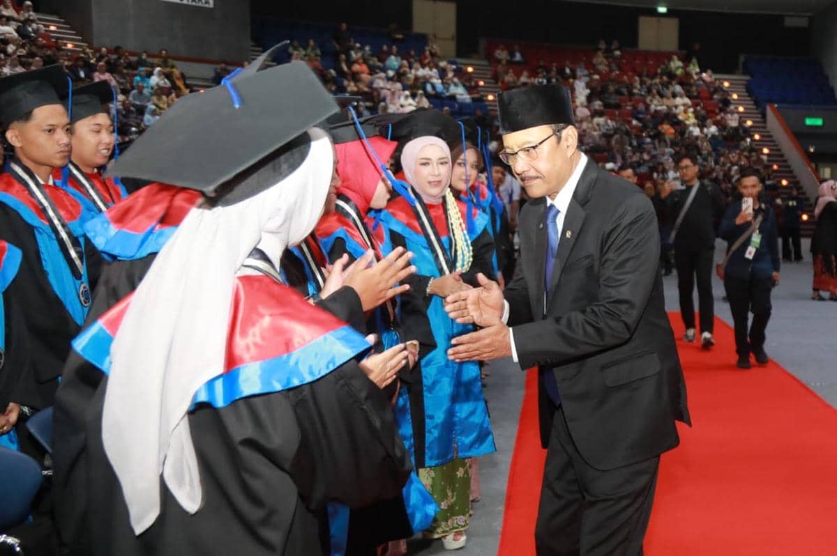 Gus Ipul Ajak 372 Wisudawan Poltekesos Jadi Agen Perlinsos