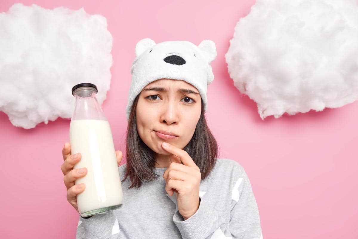 ilustrasi minum susu sebelum tidur